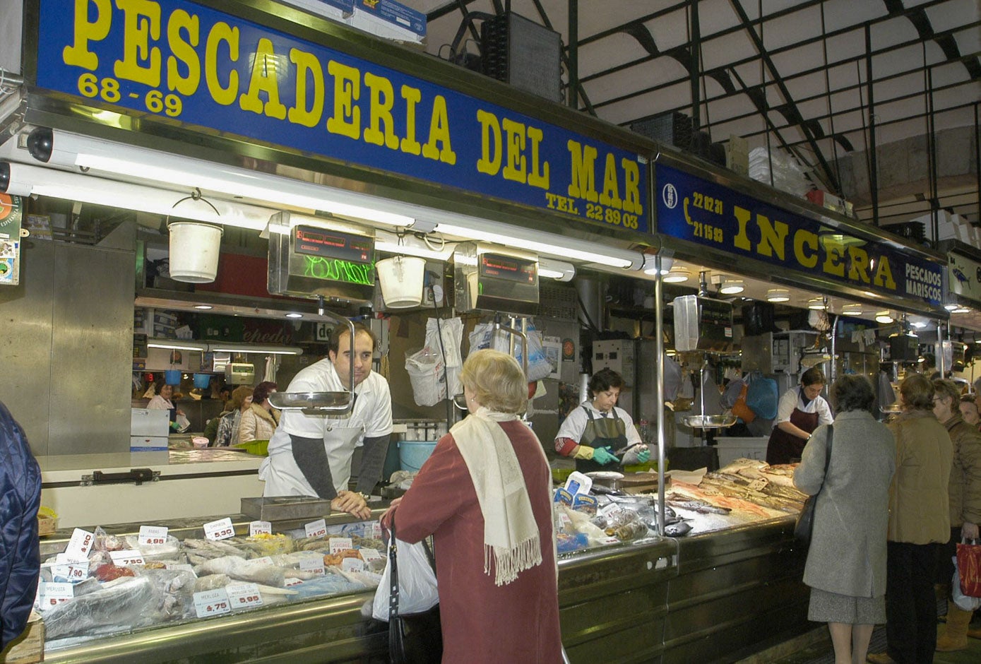 Los puestos de pescado están en la planta baja desde los años 40.