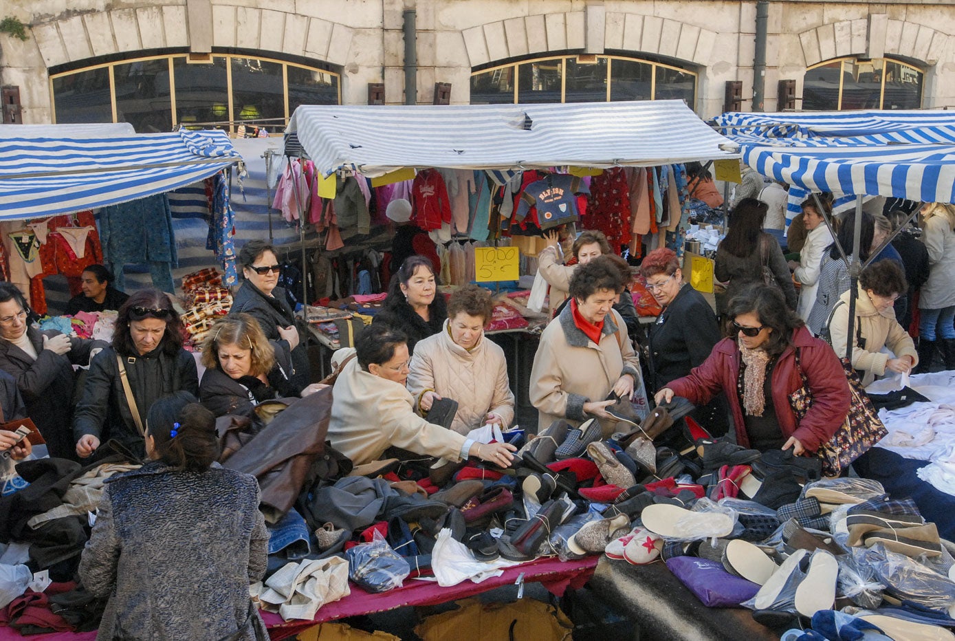 La venta de ropa se produce en el exterior.