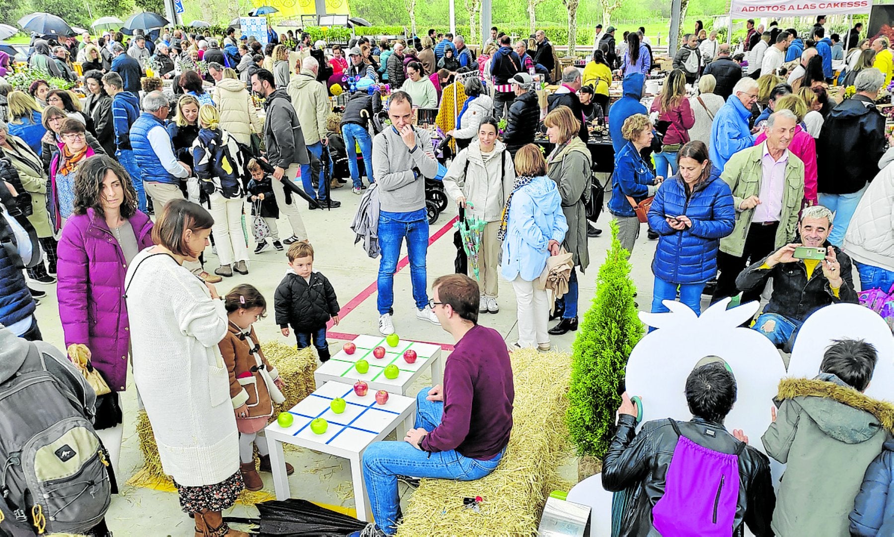 La plaza de Soto de la Marina se llenó de público en torno a las actividades y puestos gastronómicos.