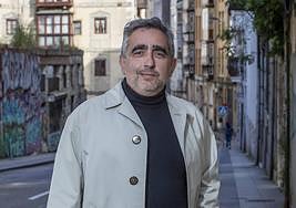 Carlos Montes, director general de Vivienda, en la calle Alta, donde está la sede de la Consejería.