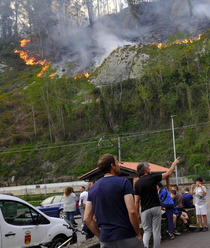 Imagen secundaria 2 - Incendio de ayer en Casar de Periedo (Cabezón de la Sal).