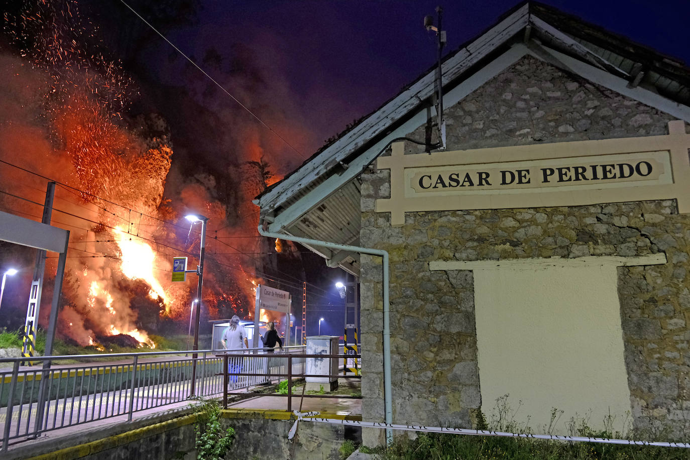 Incendio que provocó que se cortara el tráfico ferroviario a la altura de Casar de Periedo.