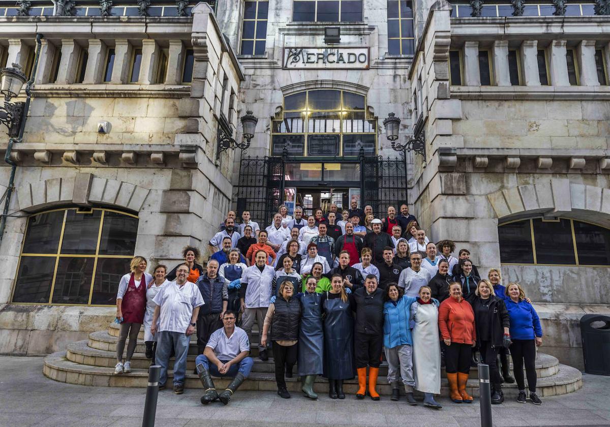 Foto de familia de los trabajadores del Mercado de la Esperanza.