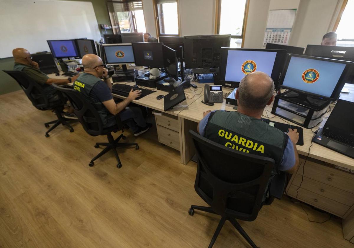 Agentes del 'Equipo @' de la Guardia Civil trabajan en las dependencias del cuartel de Campogiro.