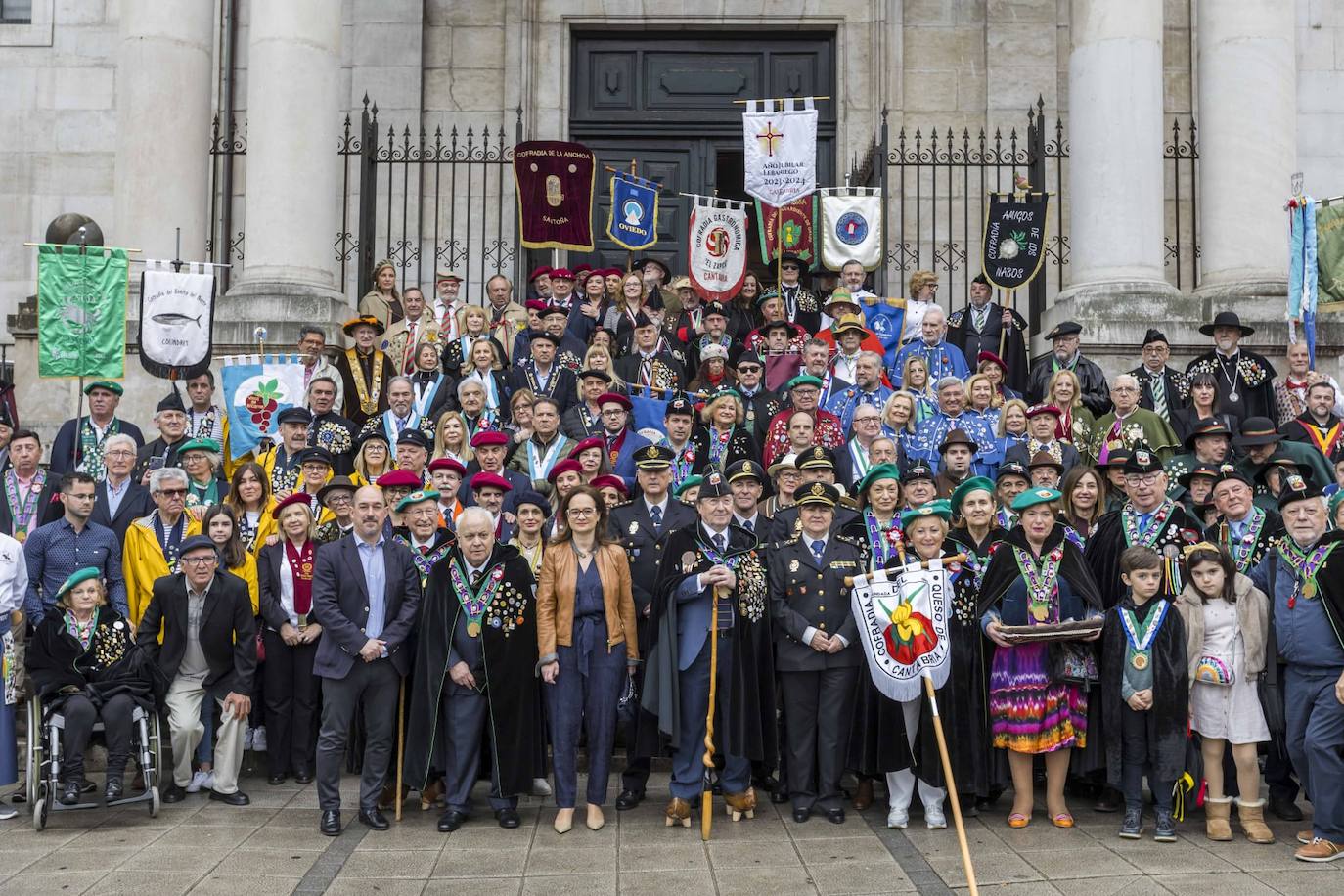 Foto de familia de las cofradías que este domingo han participado en el 40 Capítulo de la Cofradía del Queso de Cantabria. 