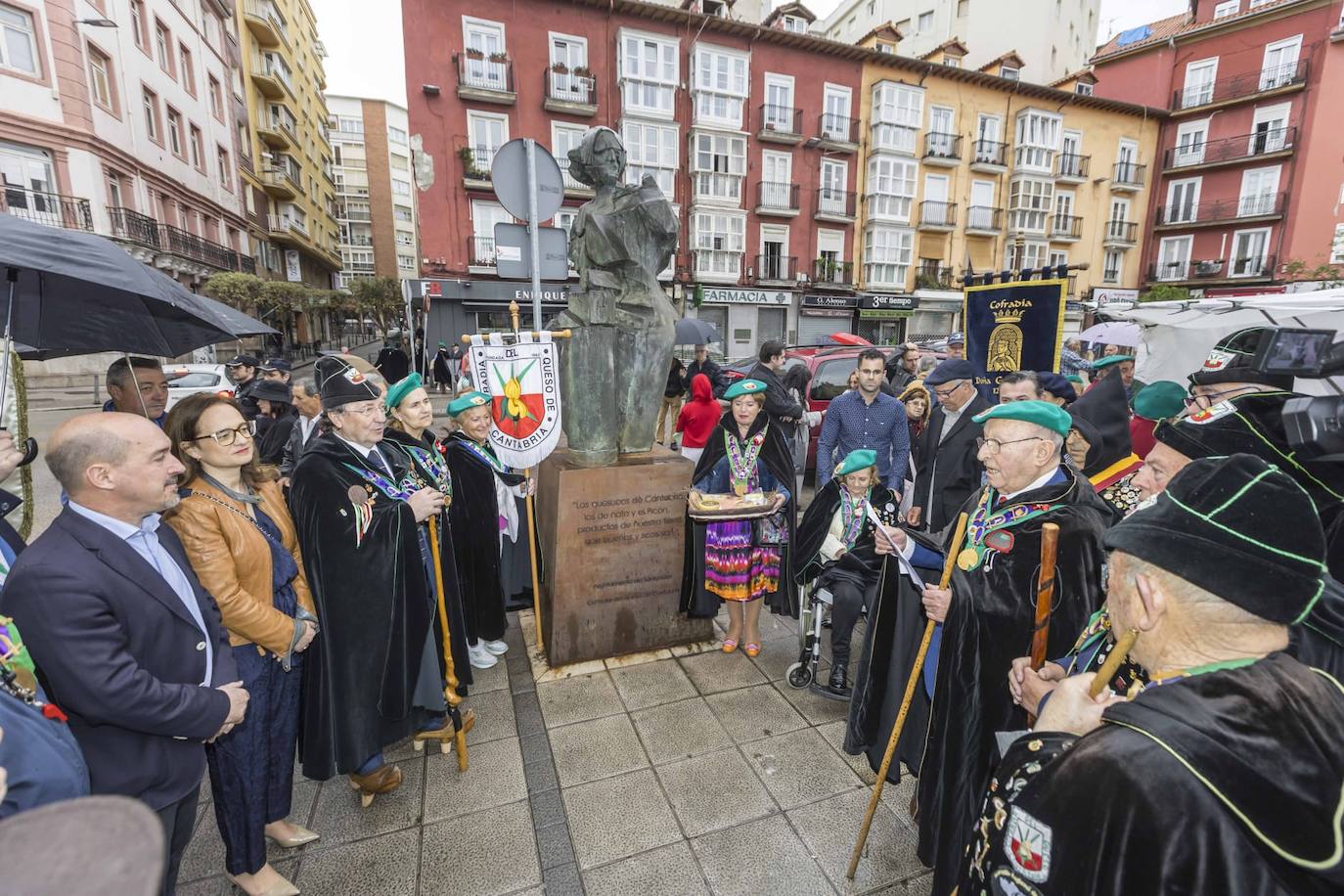 Ofrenda ante el monumento a la Quesera en la plaza de la Esperanza.