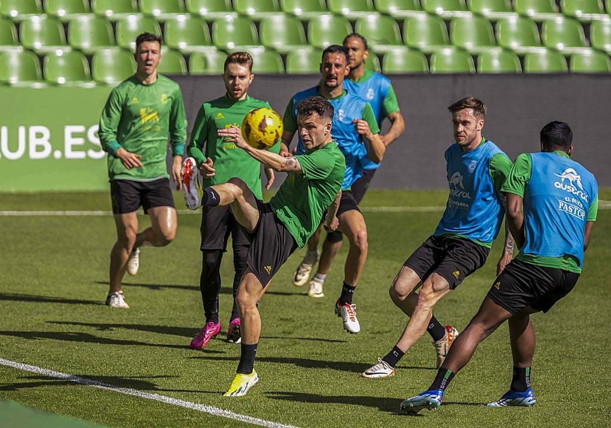 Íñigo Vicente golpea el balón ante Dani Fernández y Jeremy en la sesión del jueves.