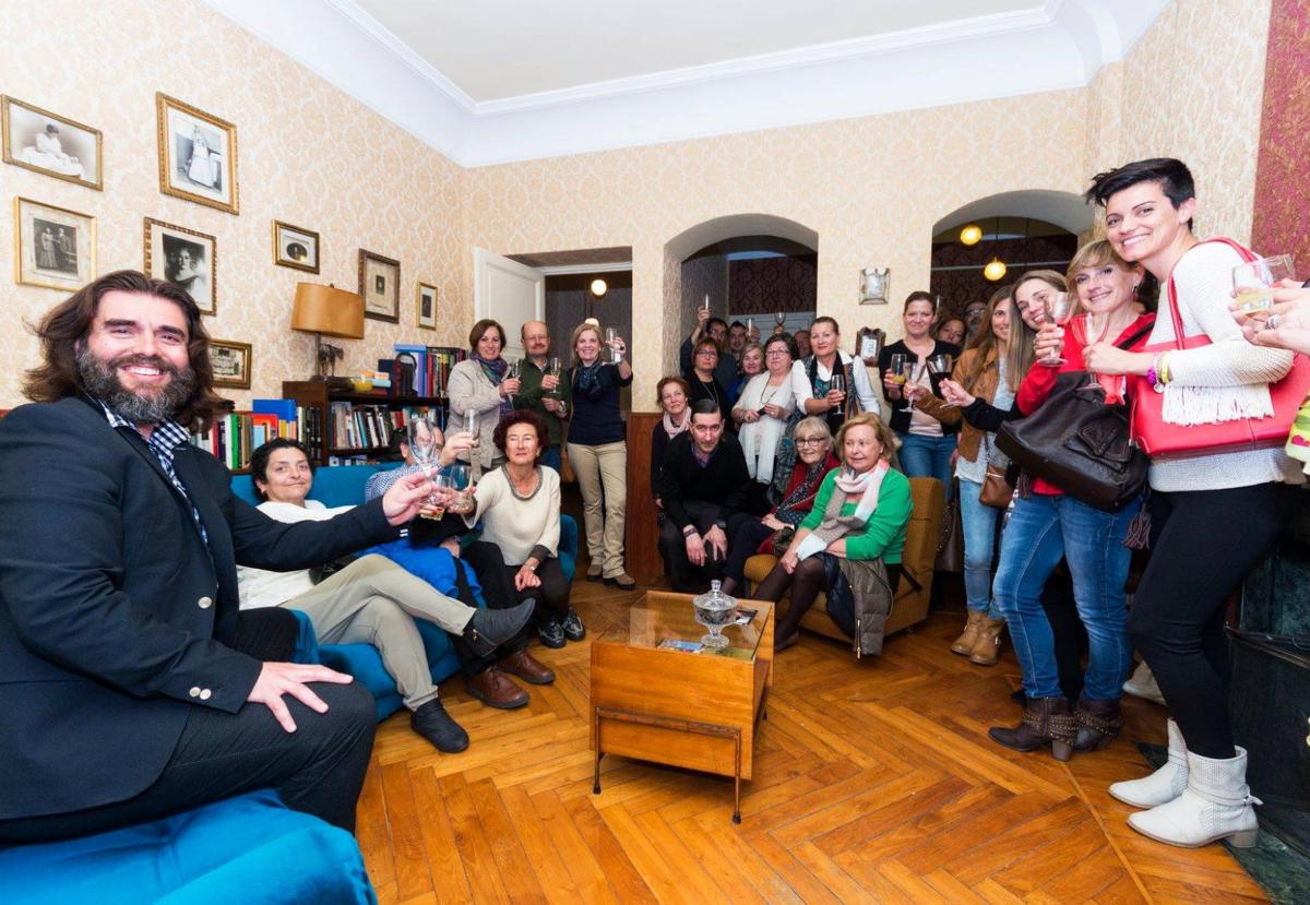 Edy Asenjo, a la izquierda, brinda en la Biblioteca de El Principal, con los espectadores antes de una de las funciones.