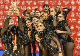 La Escuela de Patinaje de Laredo se hace un selfi con las medallas de oro de la Copa de España.