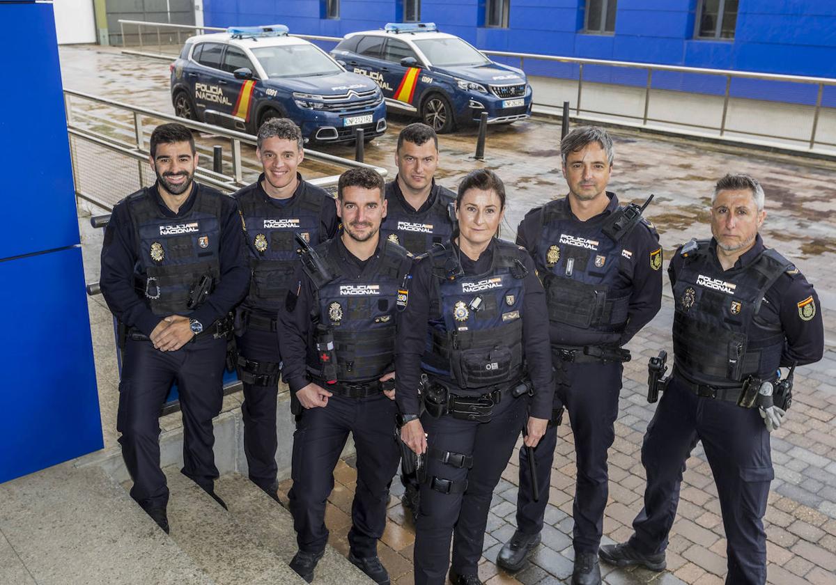 Los agentes Javier y Laura, en primer término, junto a los otros cinco policías nacionales que efectuaron tan brillante servicio el domingo.