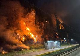 El incendio que este fin de semana ha consumido los montes La Peñona, frente a la estación de tren de Casar de Periedo.