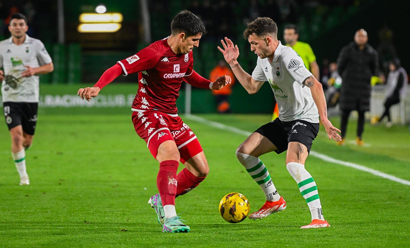 Íñigo Vicente encara a un rival del Alcorcón. 