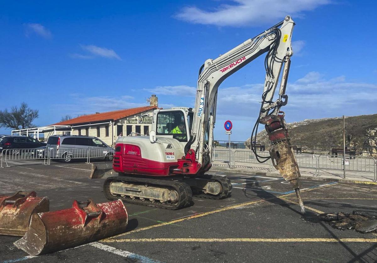 Los operarios abren una zanja en el aparcamiento de la Virgen del Mar para la conexión entre el cable terrestre y el submarino.