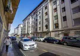 El edificio, desalojado hace dos años y medio, está situado en la calle Marqueses de Valdecilla y Pelayo.