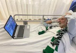 Mauricio Gómez sigue el partido desde su habitación del hospital.