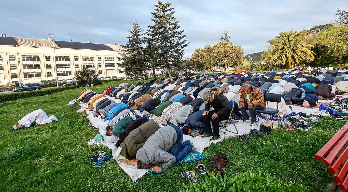 Más de 200 musulmanes despidieron el Ramadán en el parque, tras años celebrando esta ceremonia en otros puntos de la ciudad (el Ferial, La Lechera...).