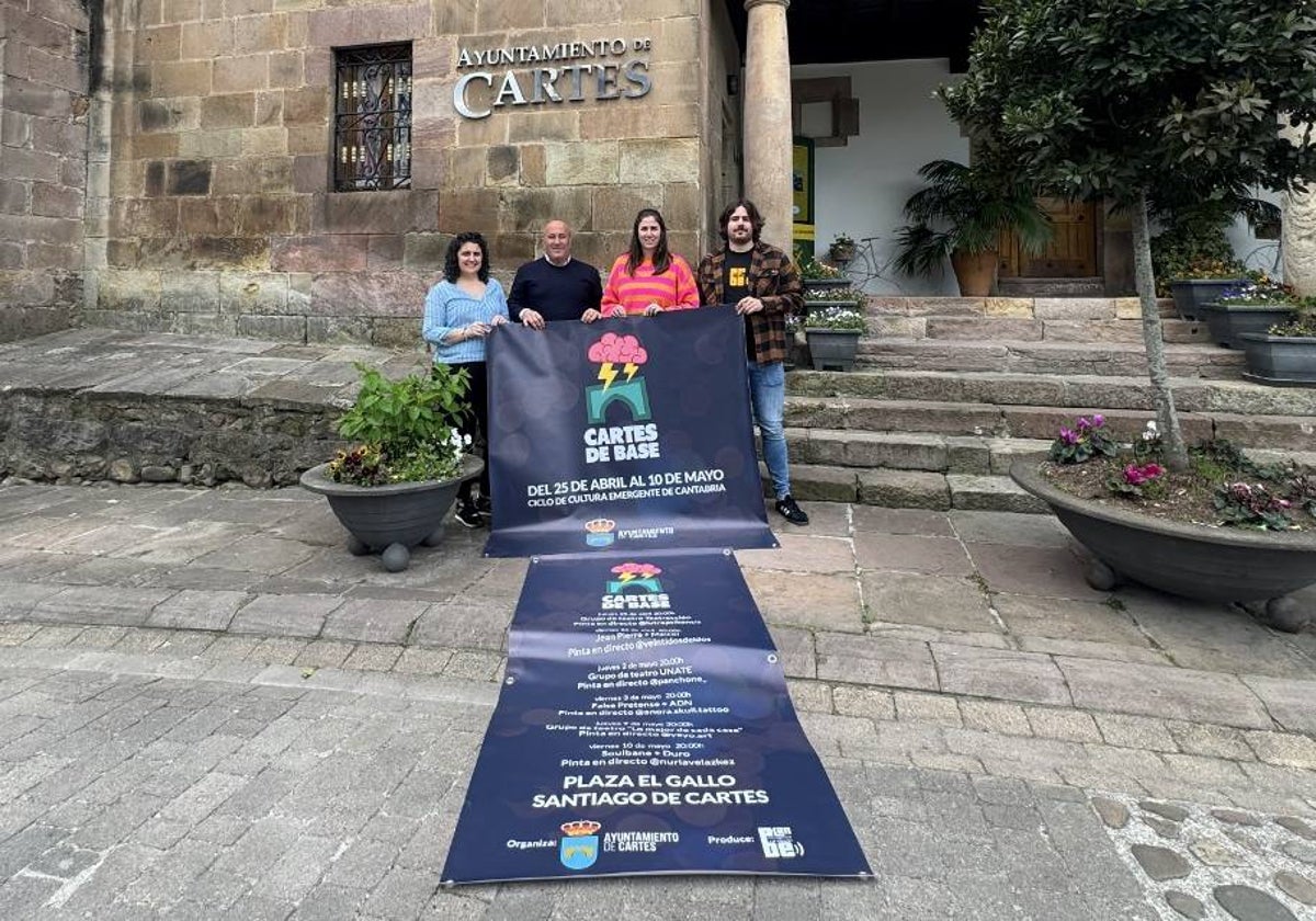 De izquierda a derecha, Lorena Cueto, primer teniente de alcalde, Agustín Molleda, alcalde, Cristina Hermosa, Concejal de Cultura, y Mikel Marina, uno de los promotores del evento.