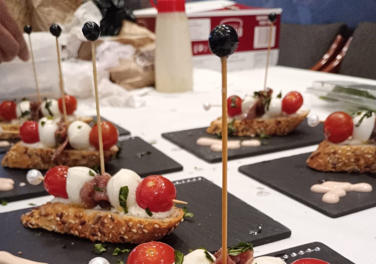 Imagen principal - Algunos de los pinchos que participan en el evento gastronómico.