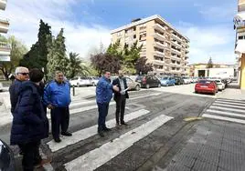 El concejal de Obras recibe explicaciones de los vecinos en la calle Camargo, una de las que serán asfaltadas.