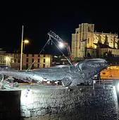 La escultura de la ballena fue recolocada de madrugada después de construirla con nuevos materiales la empresa Francis 2.