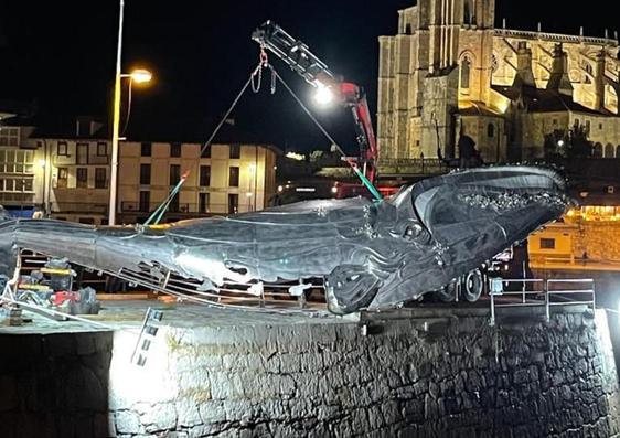 La escultura de la ballena fue recolocada de madrugada después de construirla con nuevos materiales la empresa Francis 2.