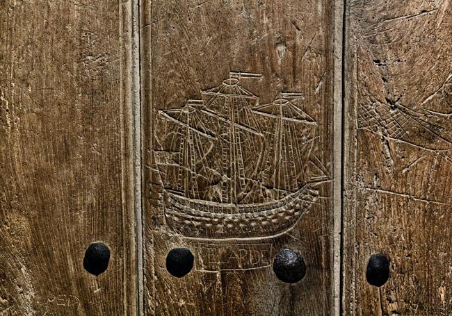 Detalle del barco y del apellido Velarde en el portón, que Casado Soto compró para el Museo