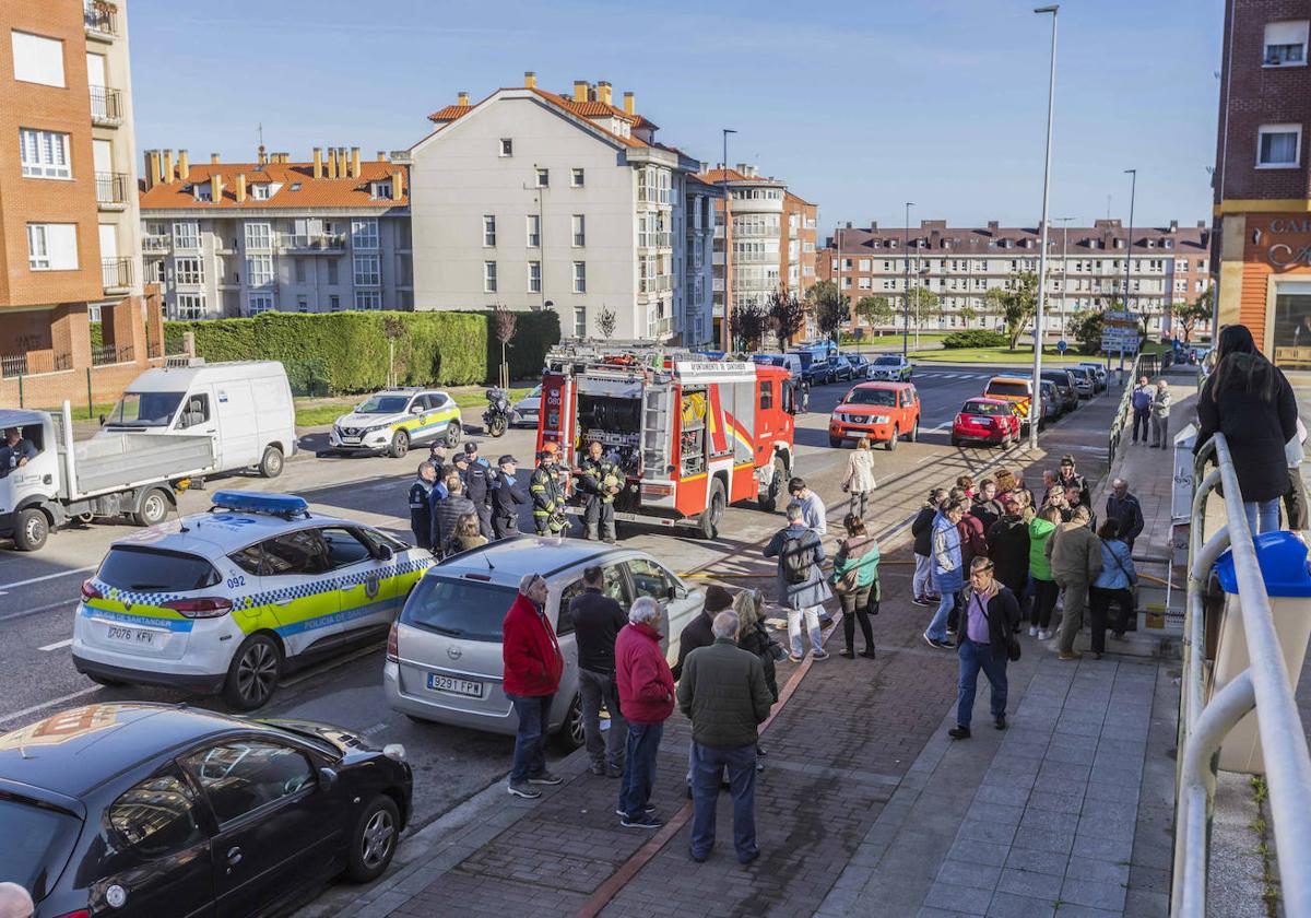 Los vecinos empezaron a llegar a la entrada del garaje a primera hora de la mañana mientras los bomberos y la Policía Local trabajaban todavía dentro.