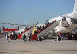 Un avión de Vueling en el aeropuerto de Bilbao