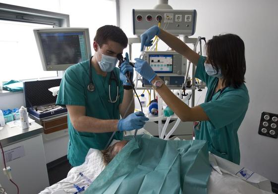 Imagen de archivo de médicos residentes atendiendo a una paciente en Valdecilla.