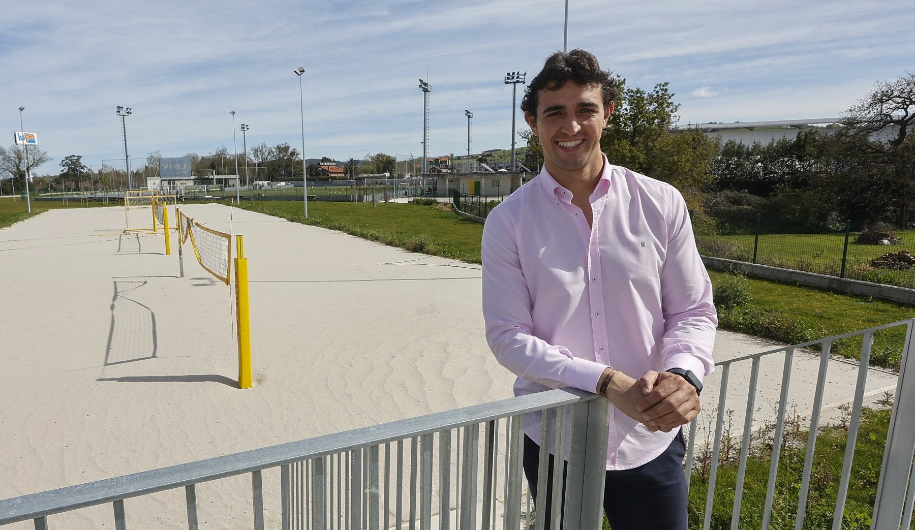 El concejal Nacho González, en la zona de juegos de arena de las piscinas al aire libre de Tanos.