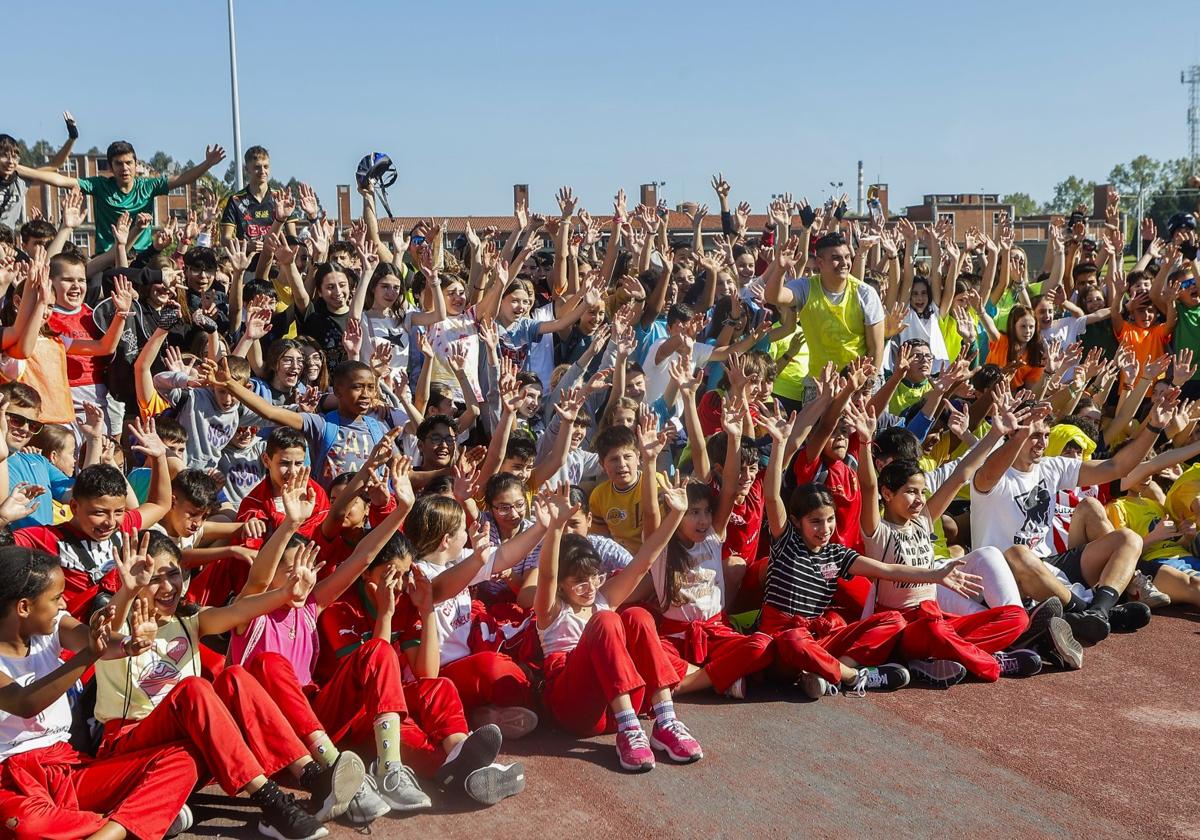 Los participantes en la marcha saludan en el punto de avituallamiento, establecido en el Complejo Deportivo Óscar Freire.