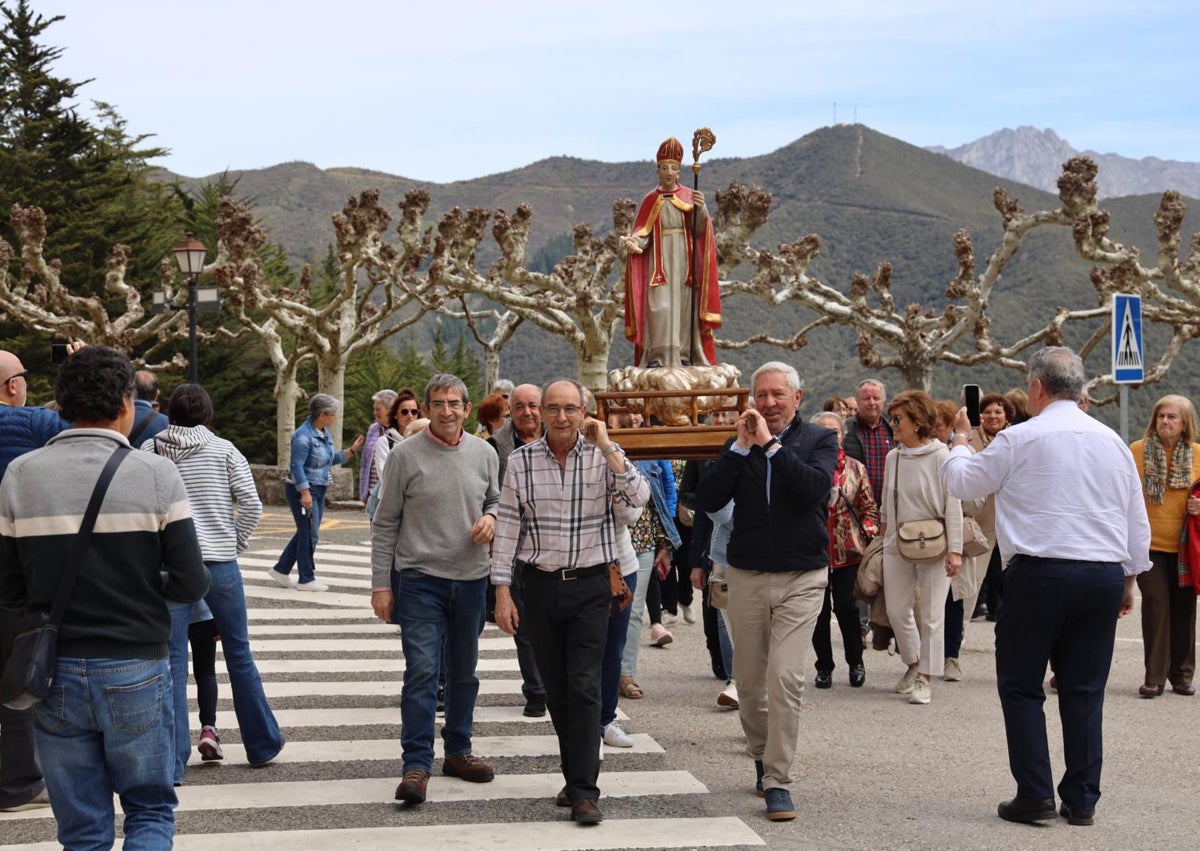 Imagen secundaria 1 - Momento de la llegada de las dos imágenes de San Blas al monasterio y los devotos de San Blás de Villalobón introducen la imagen del Santo por la Puerta del Perdón