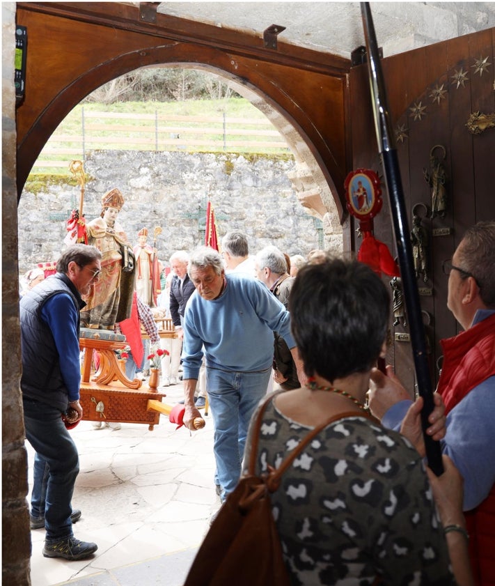 Imagen secundaria 2 - Momento de la llegada de las dos imágenes de San Blas al monasterio y los devotos de San Blás de Villalobón introducen la imagen del Santo por la Puerta del Perdón