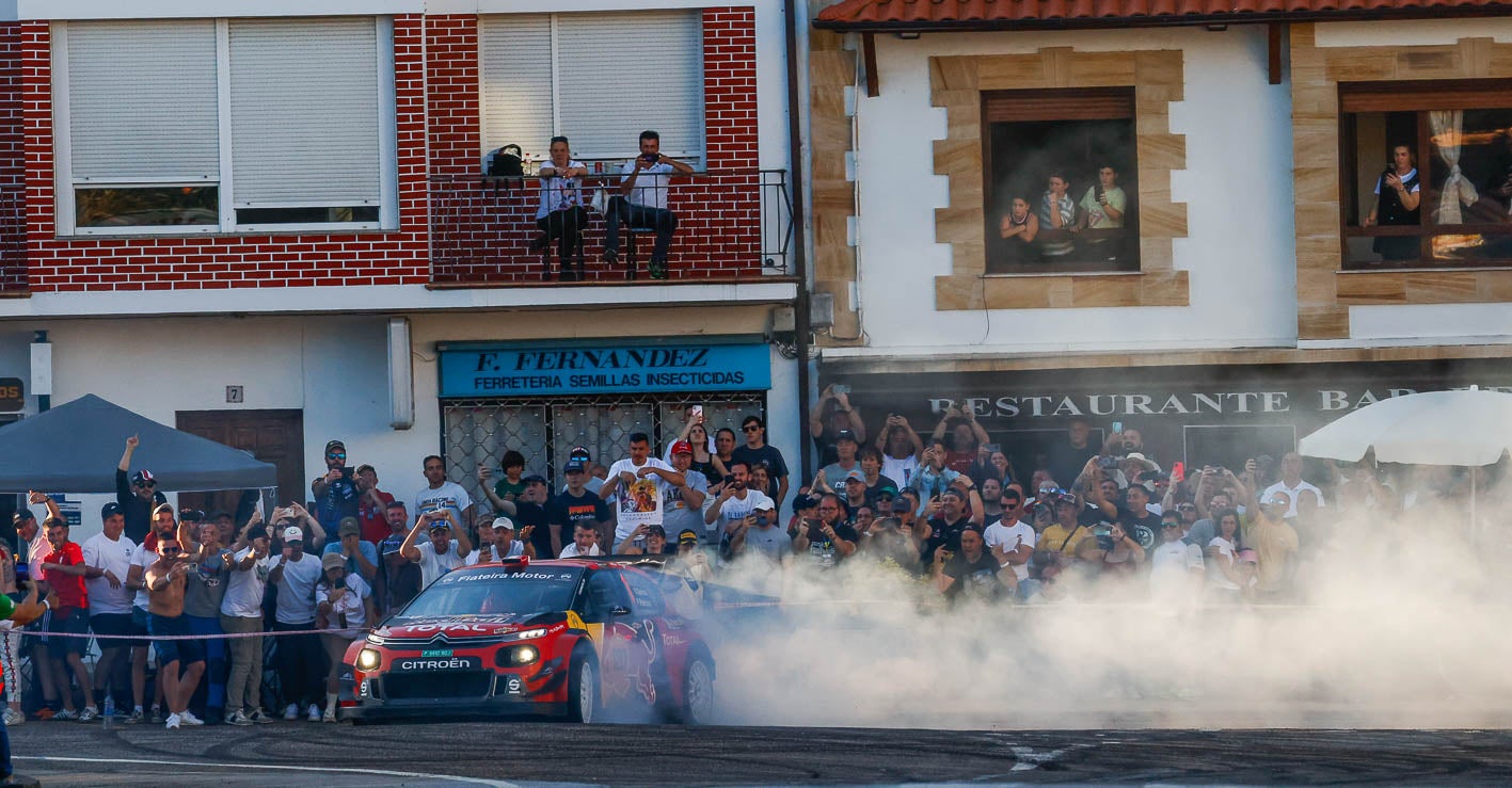 Víctor Senra entra derrapando con su Citroën C3 WRC en esta zona del tramo Fuente El Francés.