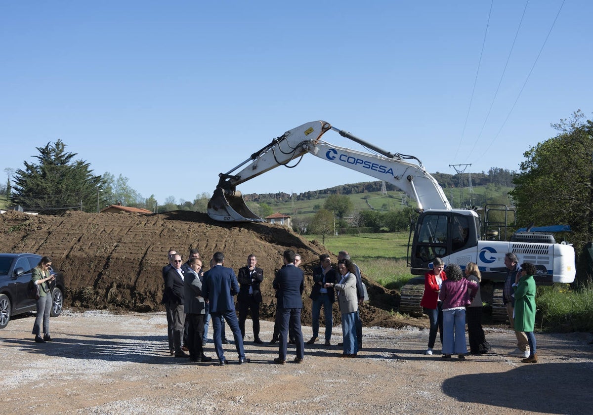 Los políticos en el punto donde han comenzado las obras de la variante de Sarón.