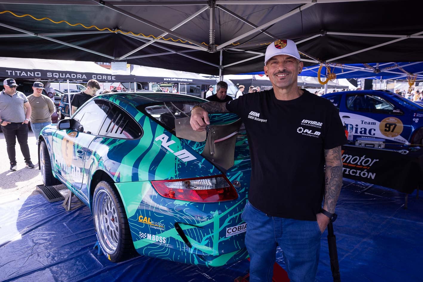 Juan Carlos Checa posa junto a su Porsche GT3.