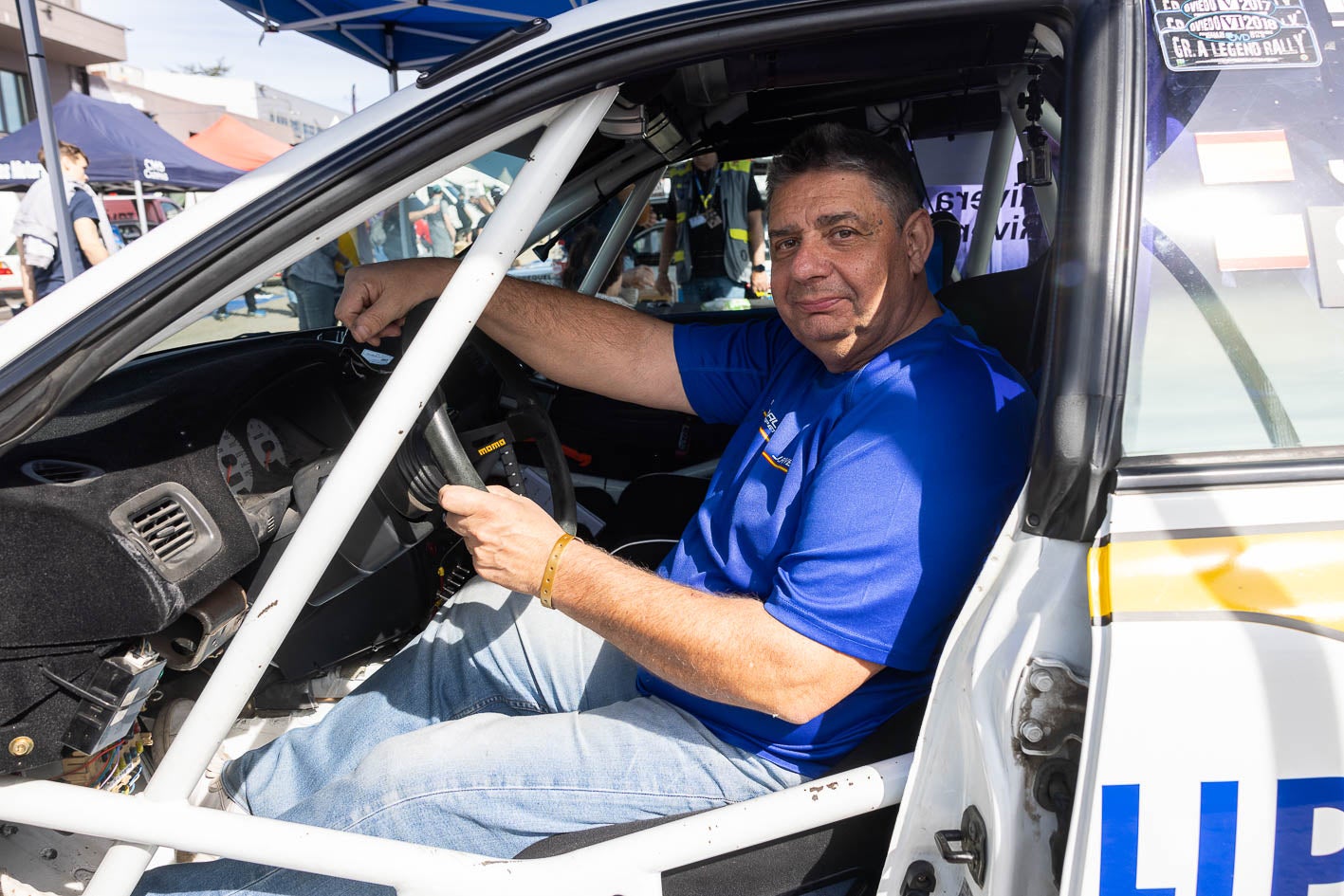 Jorge Rivera, al volante de su Subaru Impreza de 1995