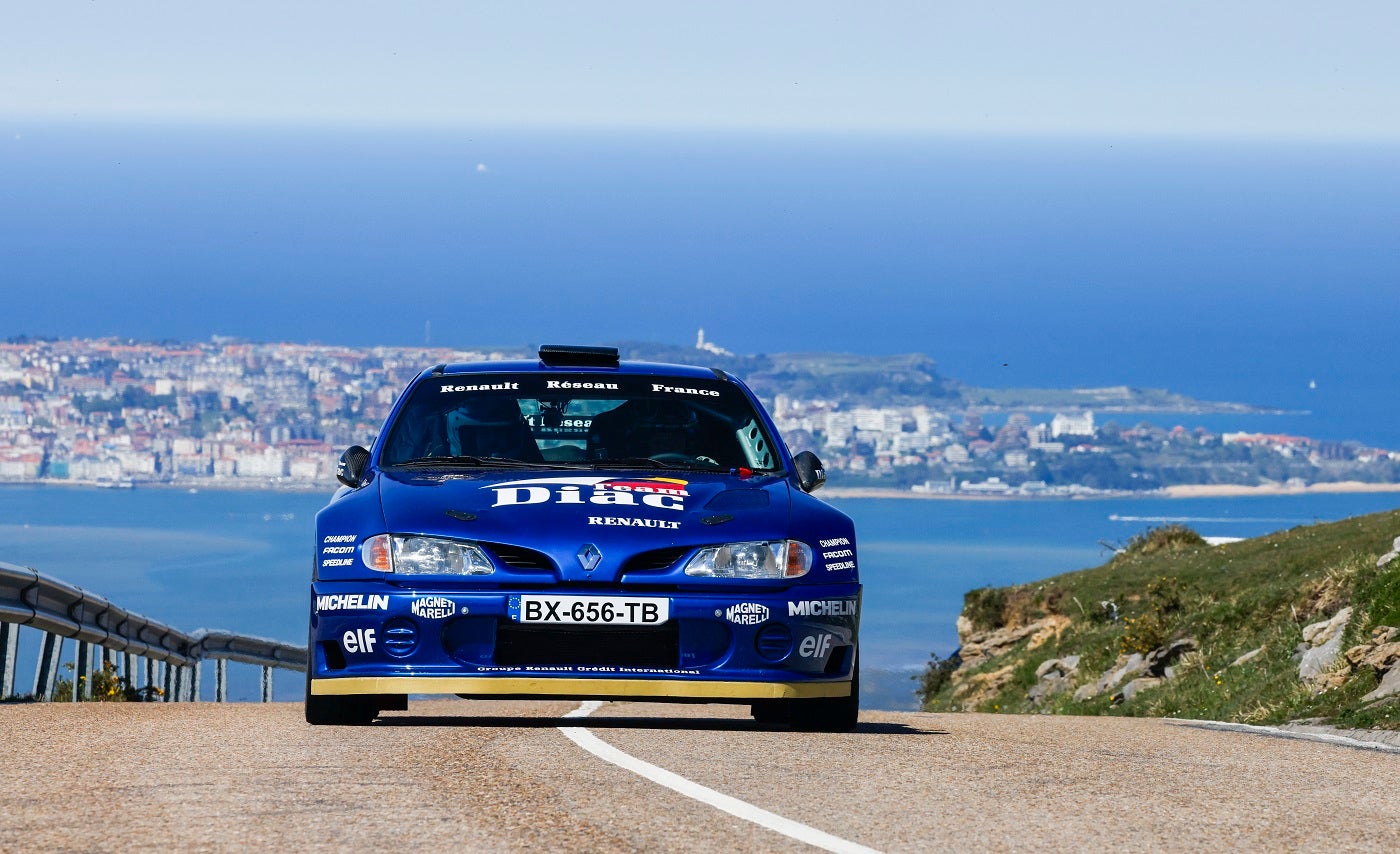 Carlos Moreno, con un Renault Megane Maxi.