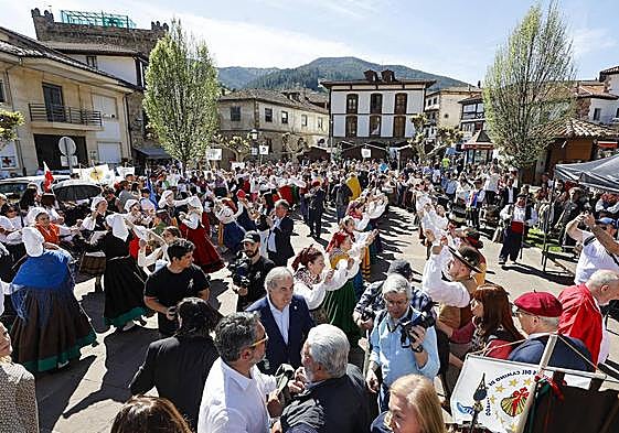 Agrupaciones folklóricas en el acto inaugural de la clausura del Año Santo