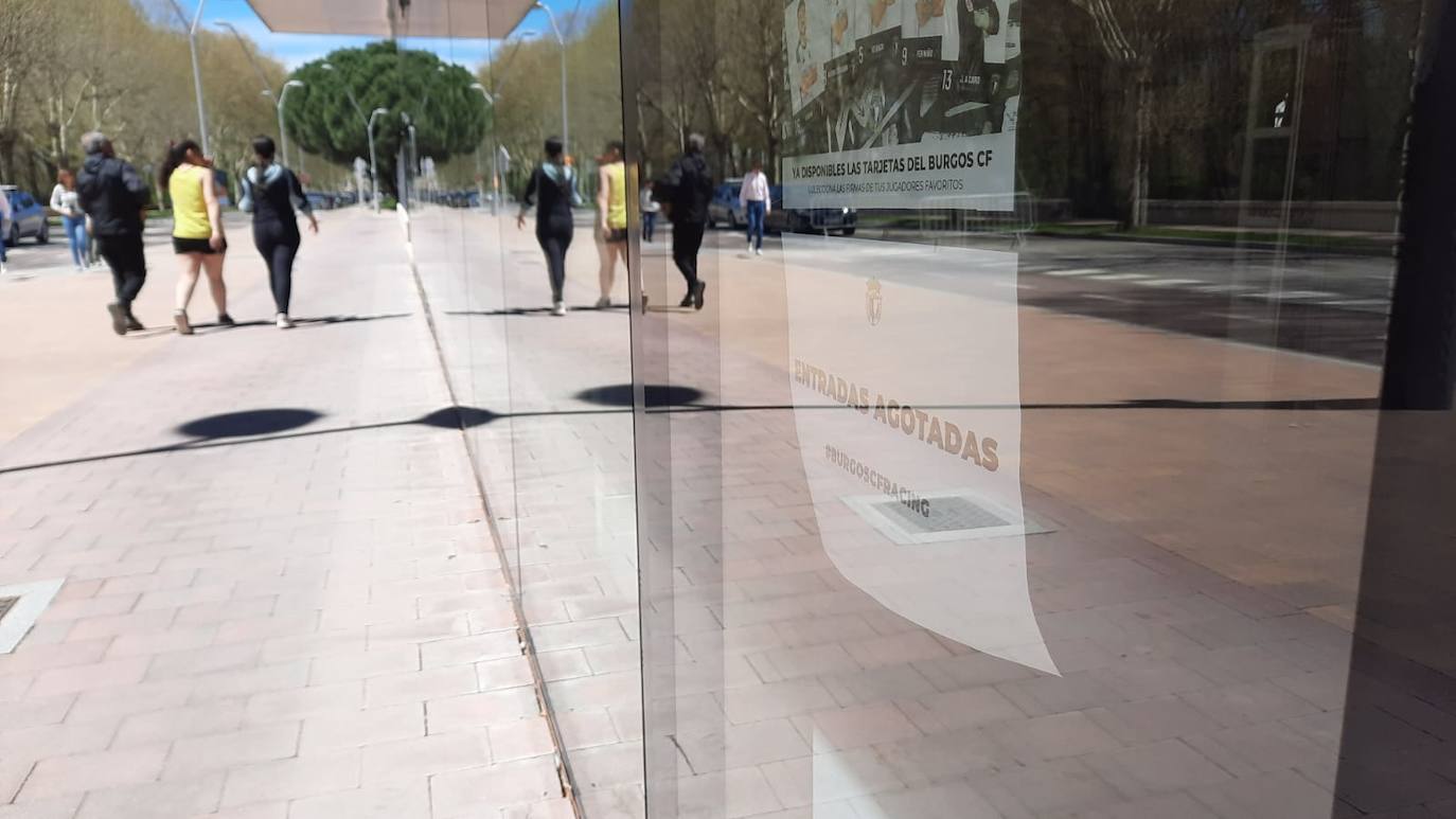 Cartel de 'entradas agotadas' en la tienda y taquillas del Burgos.