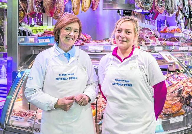 Mari Luz y Nuria, empleada del comercio, delante de su mostrador.