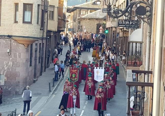 Desfile de cofradías y peregrinos por las calles de Potes.