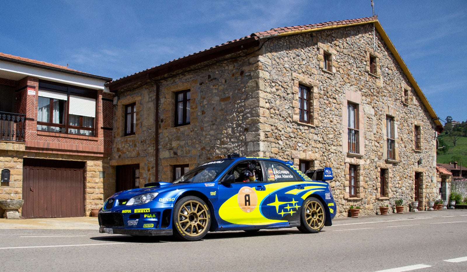 Jose Ángel Allende y Juan Castillo, con su Subaru.