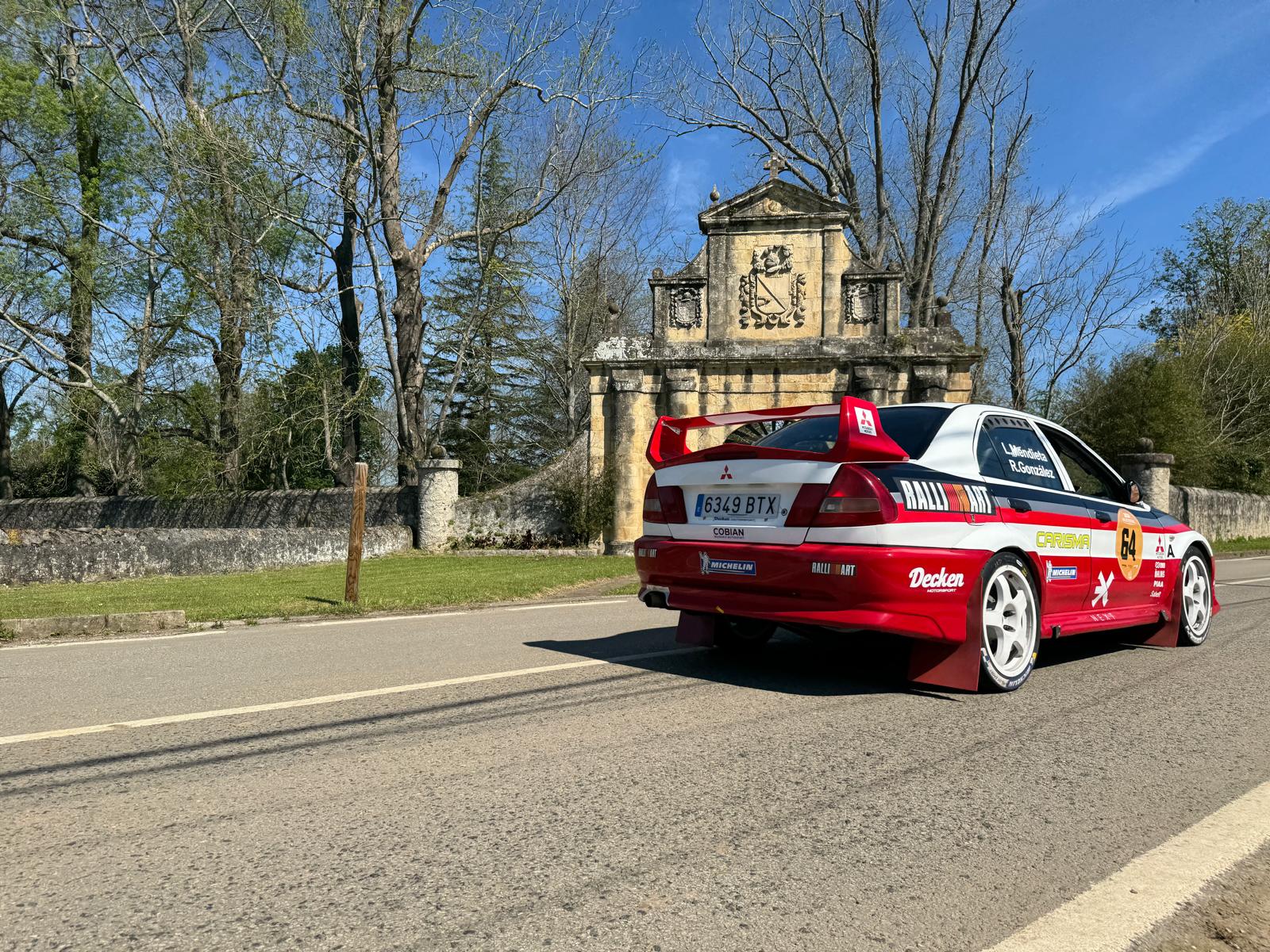 Lorenzo Mendieta conduce su Mitsubishi Carisma Evo V.