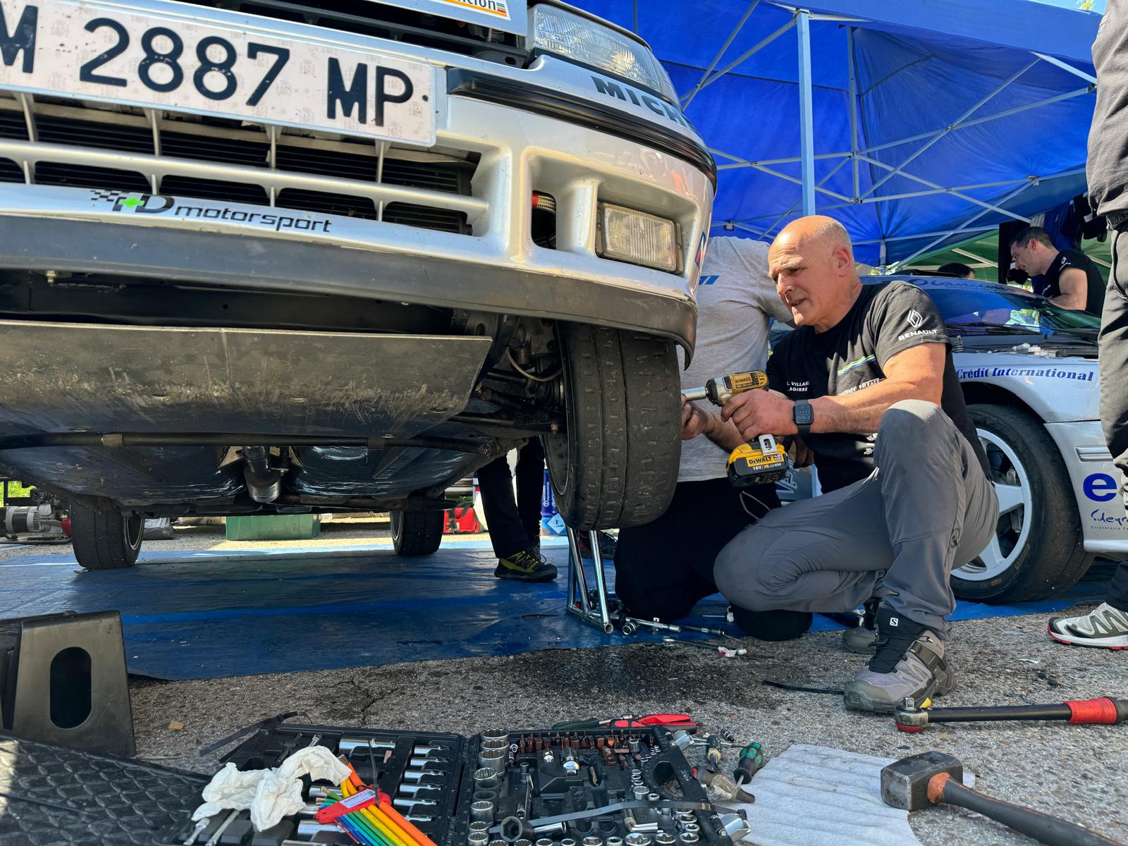 Los mecánicos trabajan en los coches antes del inicio de la segunda jornada del Rally Festival Hoznayo.