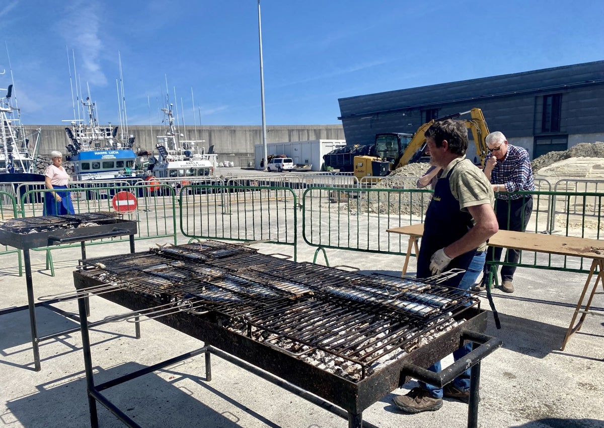 Imagen secundaria 1 - En la jornada se repartieron más de 160 kilos de verdel asado.