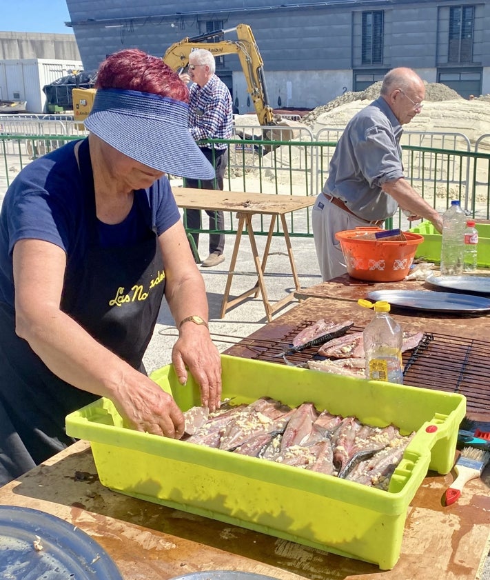 Imagen secundaria 2 - En la jornada se repartieron más de 160 kilos de verdel asado.