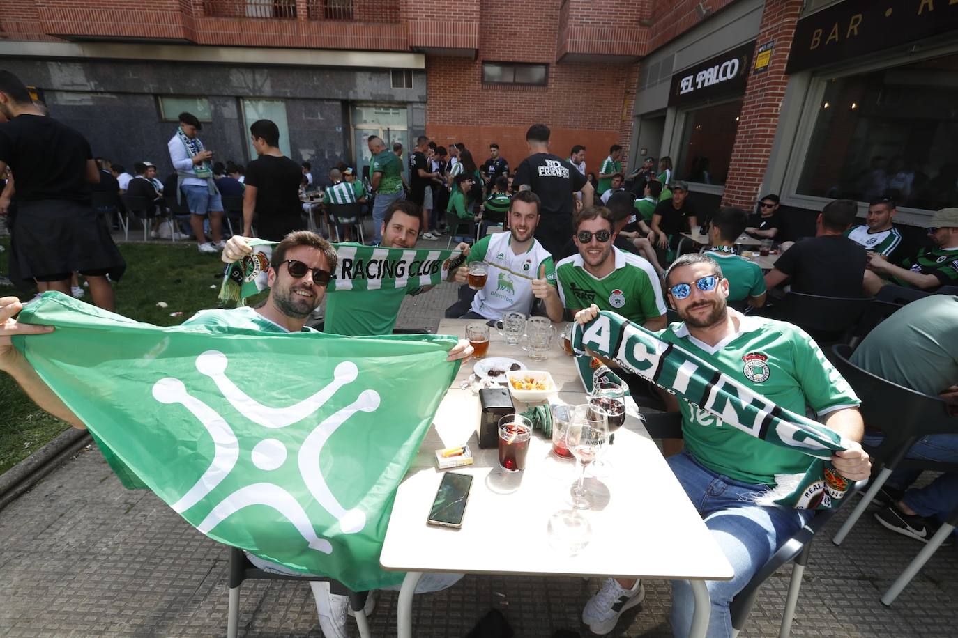 Aficionados racinguistas, en la previa cuatro horas antes del partido.