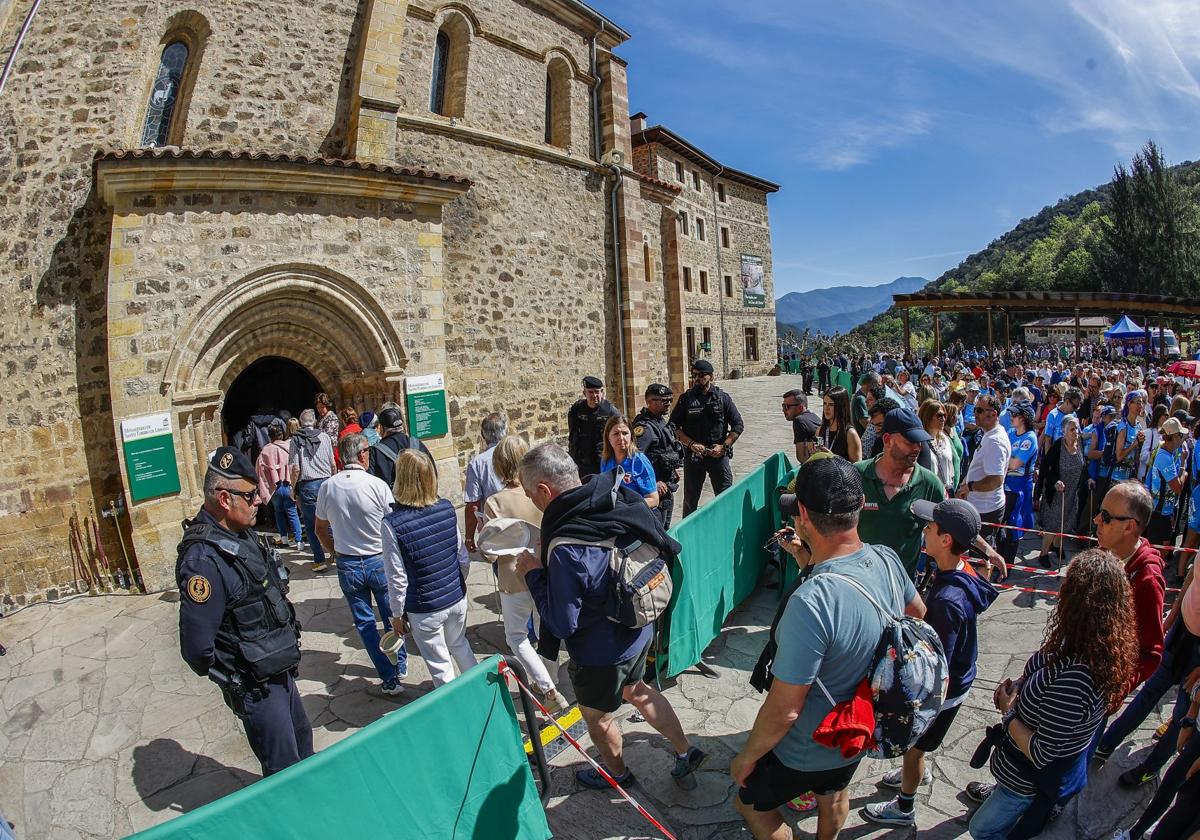 Los últimos peregrinos. Hasta segundosantes de cerrarse la Puerta del perdón, los peregrinos siguieron entrando en el monasterio