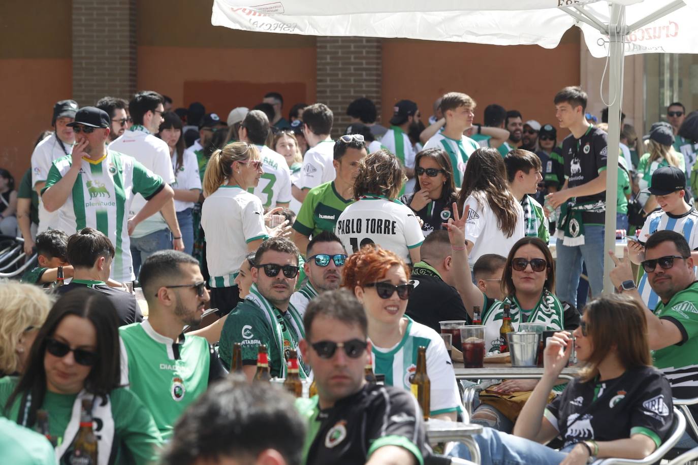 Más de mil personas se apostaban ya a las dos y media en la Plaza División Brunete.